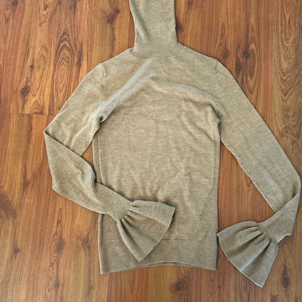 Veronica Beard tan 100% Marino wool lightweight turtleneck sweater with interest